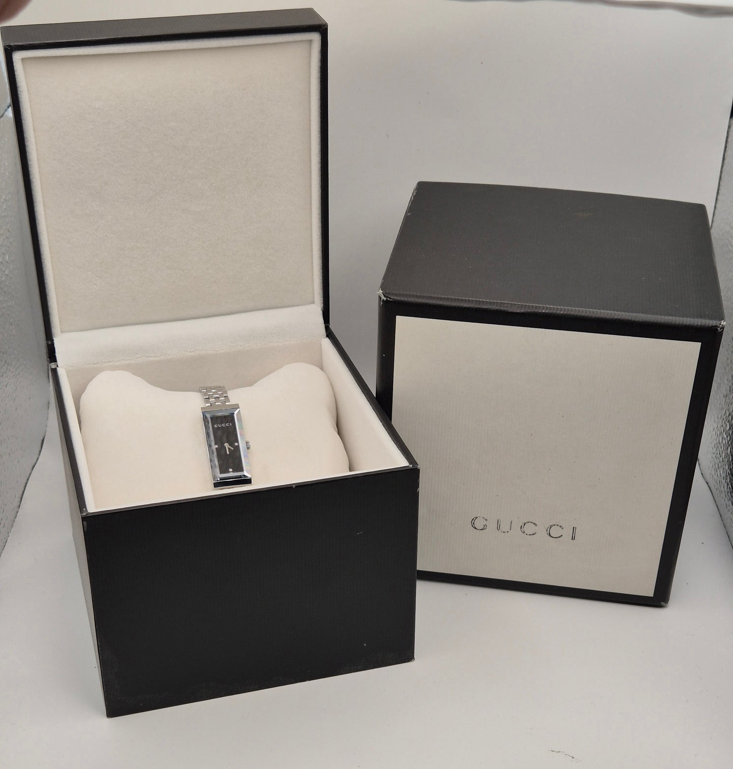Gucci Ladies G-Frame YA127504 Quartz watch 14mm case Diamond dot dial