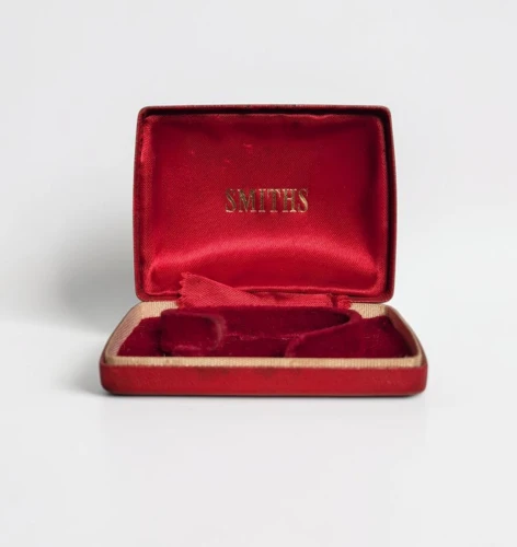 Vintage Smiths Clam style watch box red Circa 1950s - 1960s