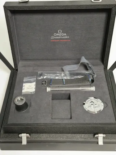 Omega Speedmaster box & accessories incl fabric straps & loupe 31130423001005