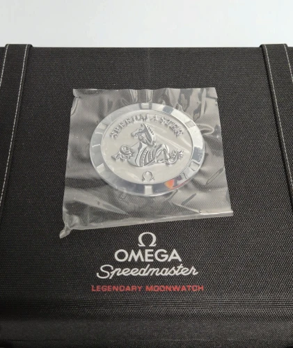 Omega Speedmaster box & accessories incl fabric straps & loupe 31130423001005